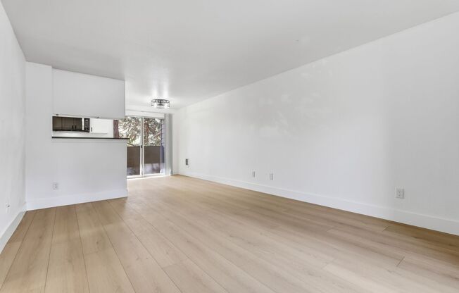 2 beds, 1 bath, 803 sqft, $1,592, Unit CMV 12223 - 305