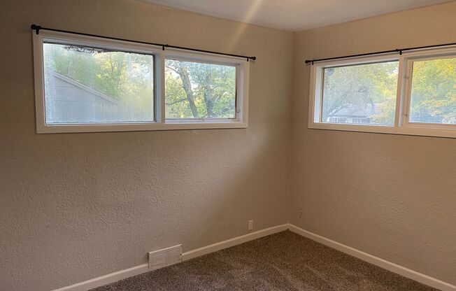 South KC 4Bed/1 Home Available Now!