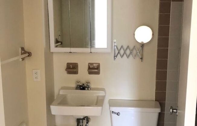 1 bed, 1 bath, $1,325, Unit A10
