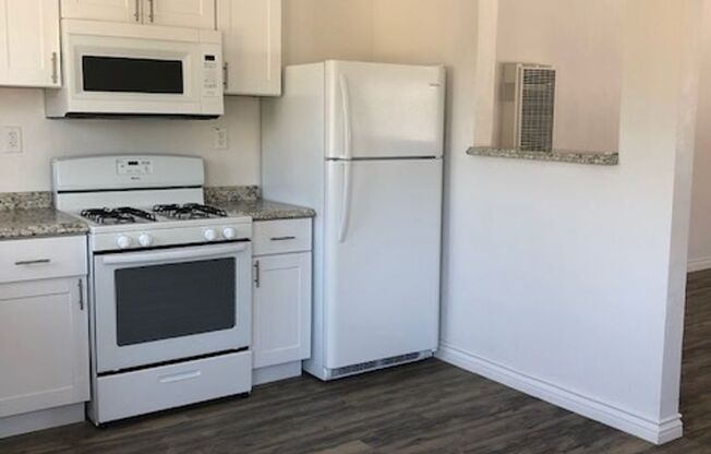 2 beds, 1 bath, 850 sqft, $2,425, Unit 4580 ½
