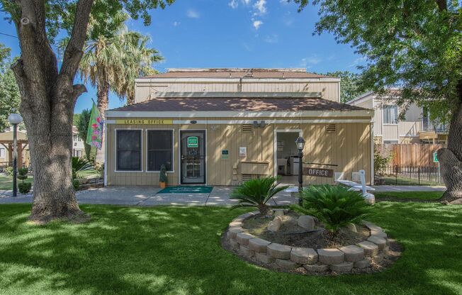 2 beds, 2 baths, 897 sqft, $1,400, Unit 112