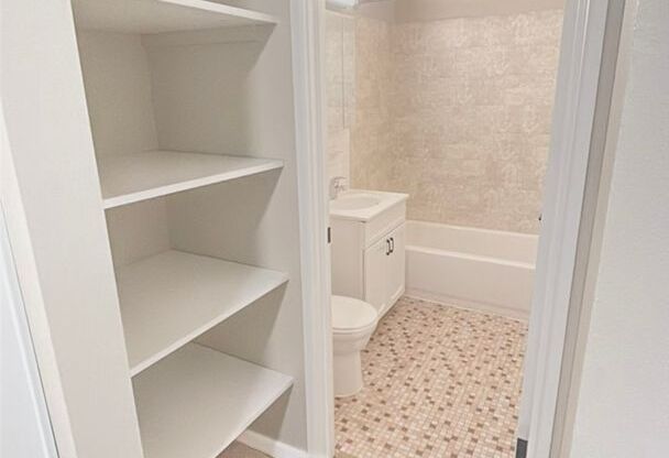 2 beds, 1 bath, 735 sqft, $1,350, Unit 995-17