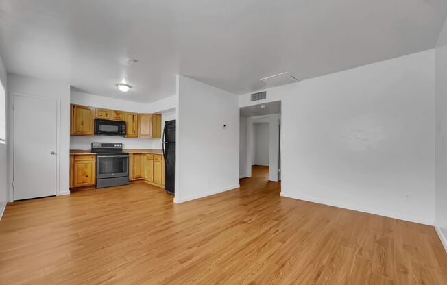 Central Phoenix 2/1 Ground Floor Super Clean.