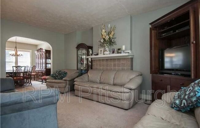 105 N Meadowcroft