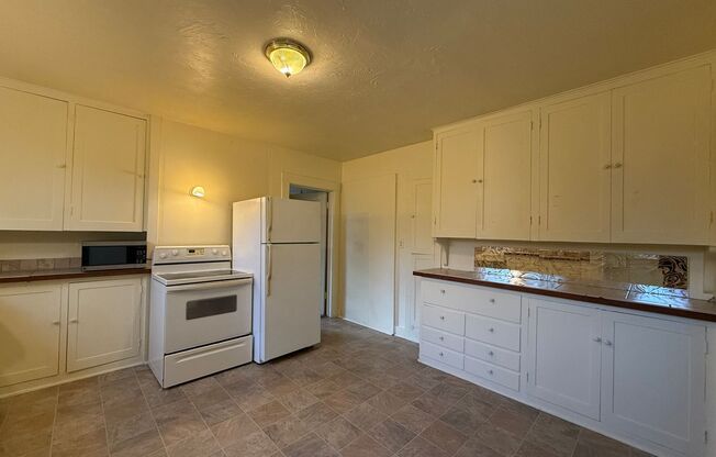 1 bed, 1 bath, 800 sqft, $1,100, Unit 427 Grape St