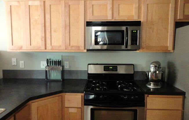 Spacious Landover Commons Home w/ Large Yard for Lease - 2715 NE 125th Ct
