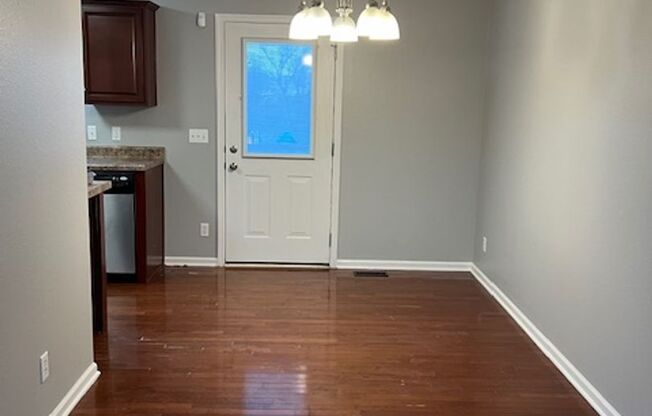 Cozy 3 Bedroom With Fenced Yard & Walking Distance to Park!!