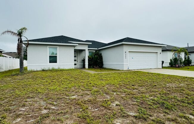 Gorgeous 4 Bedroom, 2 Bathroom Home in Poinciana!!