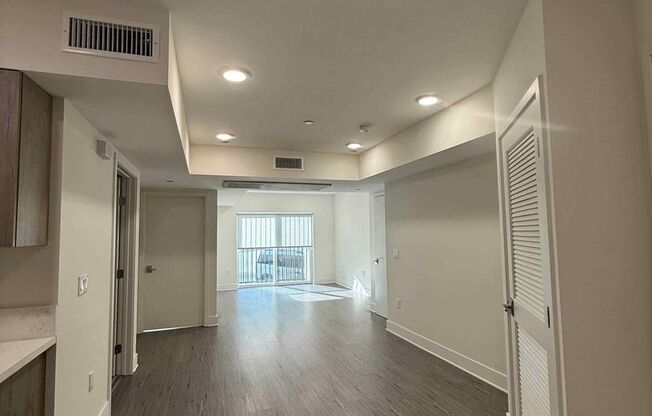 2022 W Sunset Boulevard