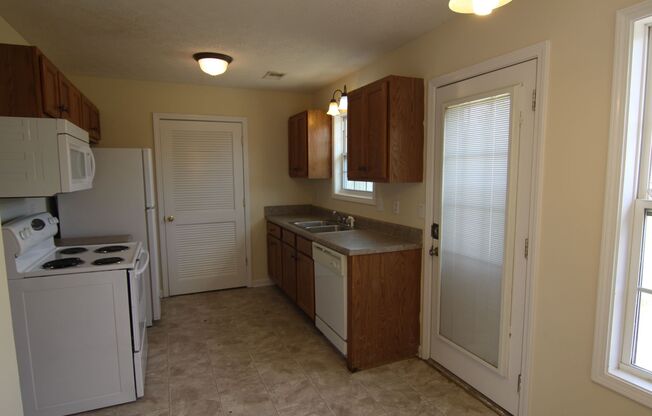 3 beds, 2 baths, $1,295