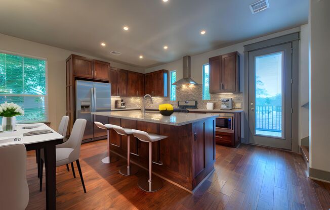 UT PRE-LEASE: 2014 Constructed 6 bed / 5 bath home - Top of the Line Finishes - Prime Location