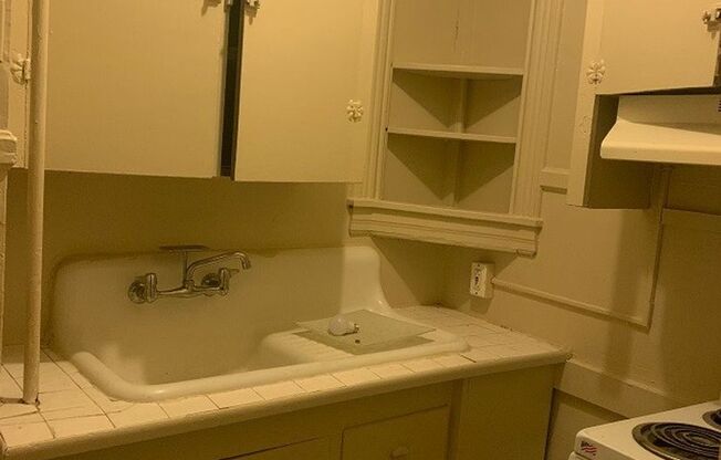 1 bed, 1 bath, $900, Unit 2FF