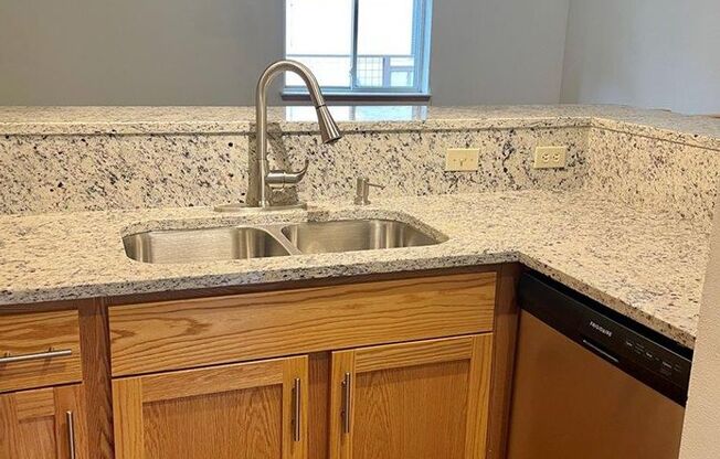 2 beds, 1 bath, 864 sqft, $2,050, Unit 128