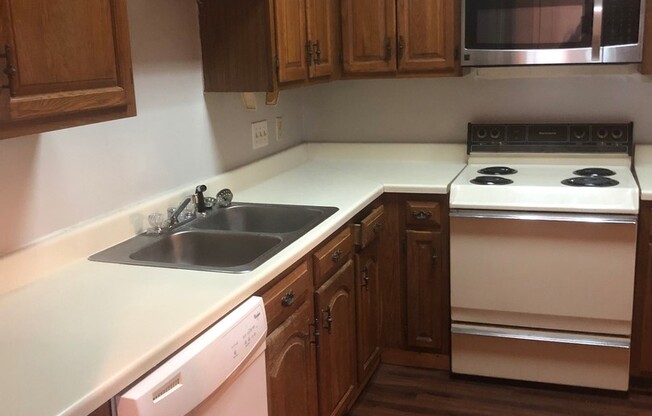 UT PRE-LEASE: 2 bed/2 bath West Campus Condo with cathedral ceilings, washer/dryer, 2 RSVD Pkg, Balcony