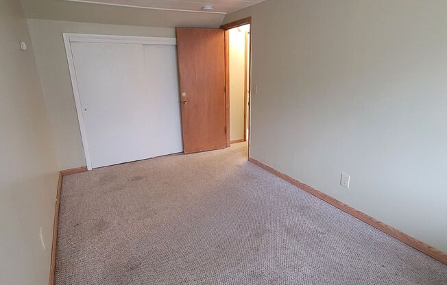 1 bed, 1 bath, $750, Unit 127Roman-06