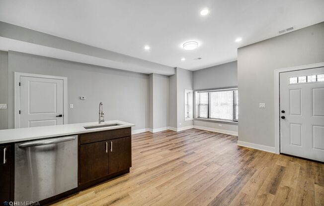 2735 W Polk St