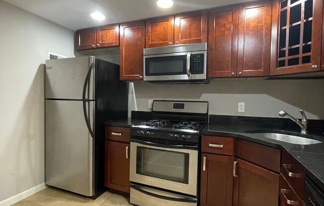 Cozy One Bedroom Townhome w/ All Amenities In The Heart of Northern Liberties!