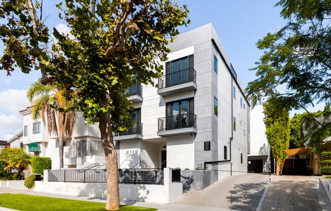 Modern 3 bed/3 bath townhome with 900 sf private rooftop!