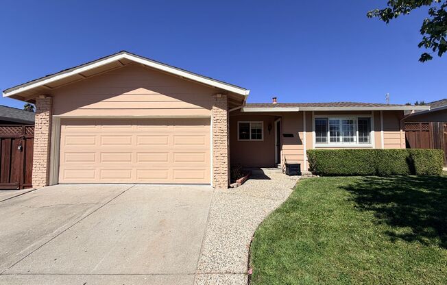 4bd/2ba - Bedroom Home with a Lap Pool! Excellent Location!!