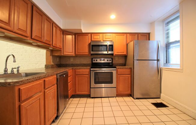 Beautiful Spacious Studio w/ Private Entrance!*Available September*