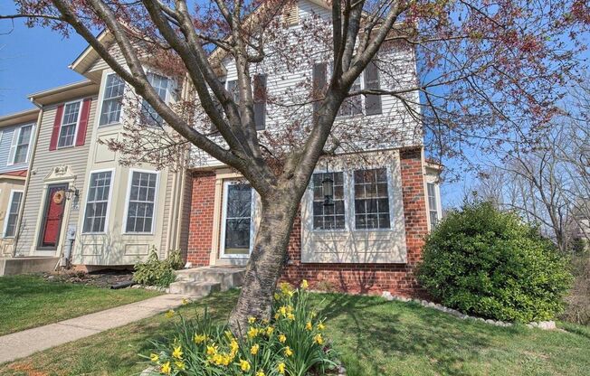 Extremely well maintained END UNIT townhouse in Ballenger creek available before the holidays!