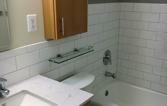 Studio, 1 bath, 440 sqft, $2,640, Unit 0112