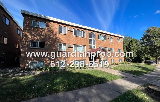 1037 Cromwell Ave
