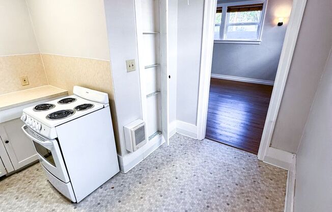 Studio, 1 bath, 500 sqft, $1,595, Unit B