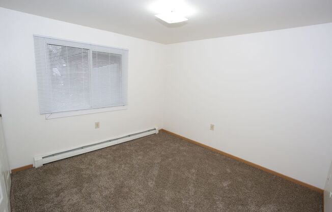 2 beds, 1 bath, $780, Unit 615-24