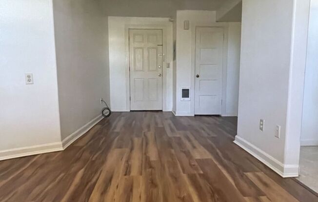 Spacious Studio w/ Secured Entry In Sought After Oregon City~ W/S/G INCLUDED!