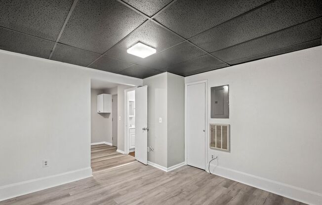 1 bed, 1 bath, 800 sqft, $699, Unit 109 W Lincoln Ave #14