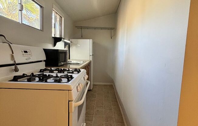 Studio, 1 bath, 500 sqft, $2,195, Unit 12