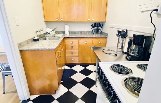 Studio, 1 bath, 320 sqft, $1,325, Unit 211