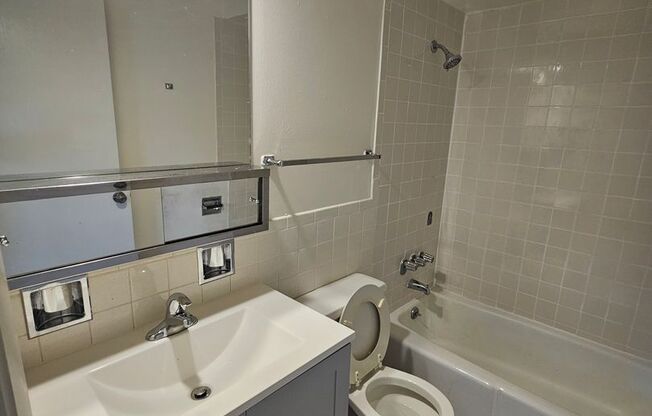 3 beds, 2 baths, 1,600 sqft, $3,195, Unit 402