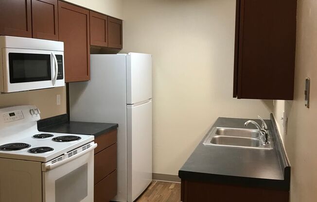 2 beds, 1 bath, 800 sqft, $885, Unit 400-03