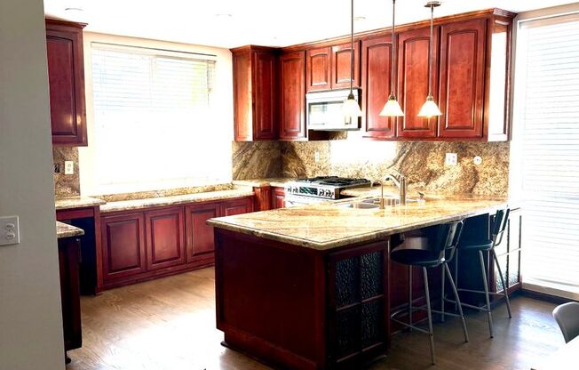 Townhome for Lease in Desirable Encino!