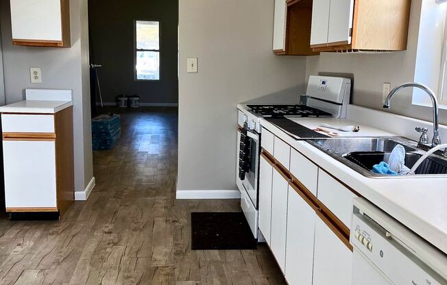 *** Amazing Apartment in Mt. Washington * Pet Friendly * Duplex style * Available Now * Spacious & Renovated ***