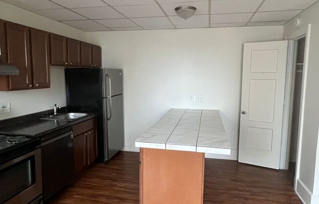 1 bed, 2 baths, 850 sqft, $1,400, Unit 900