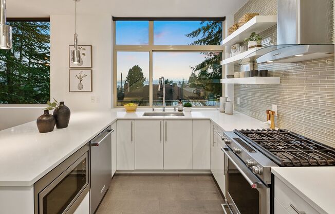 Urban luxury home with Views!