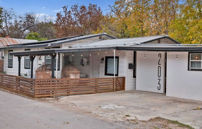 A Must See! Beautiful, Cozy & Modern 3/2 Home near Downtown SA in Lavaca and King William Area