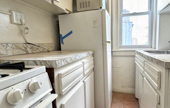 327 W 18 ST
