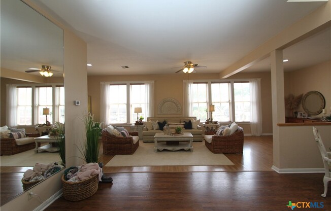 185 S SEGUIN AVE