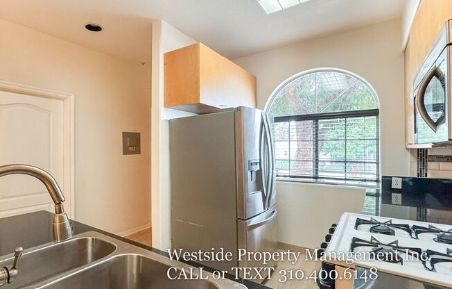 Townhouse Style 2BD/2.5BA Santa Monica Neighborhood