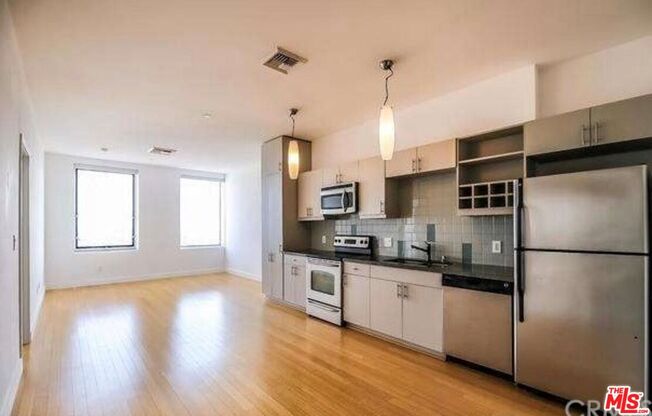 2 beds, 2 baths, 910 sqft, $3,300, Unit 2008