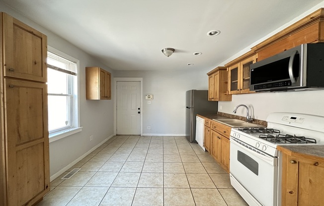 2458 CLYBOURN
