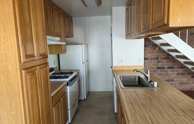 2 beds, 1 bath, 875 sqft, $1,950