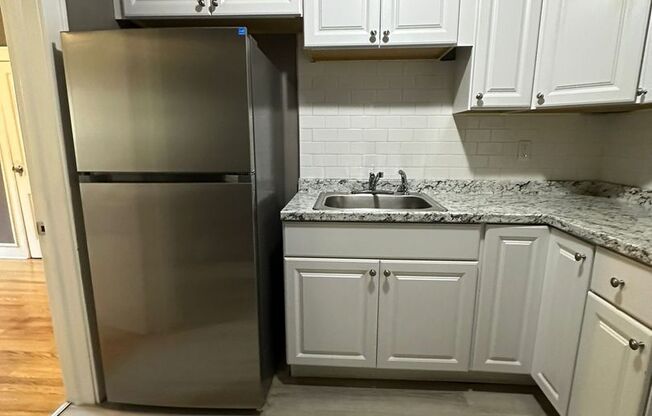 2 beds, 1 bath, $1,300, Unit 3S