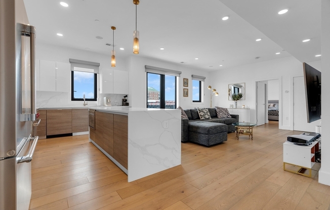 3 beds, 2 baths, 1,391 sqft, $5,500, Unit PH702