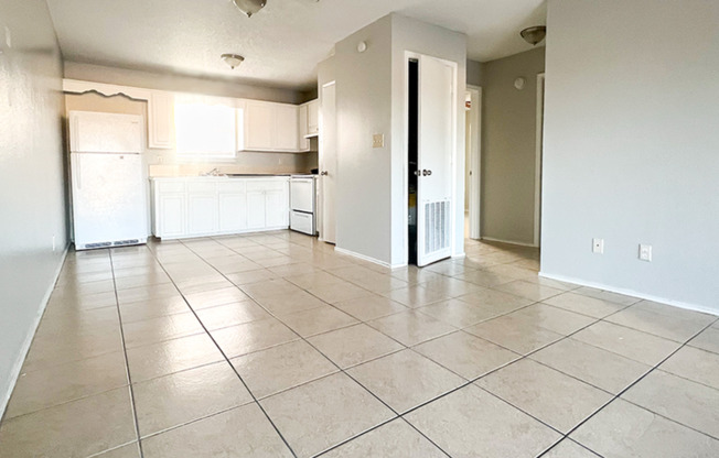 2 beds, 1 bath, 700 sqft, $783, Unit Unit 14