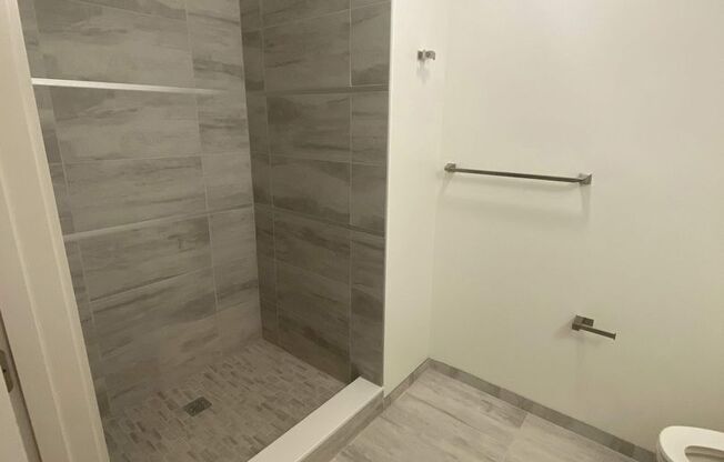 1 bed, 2 baths, 1,225 sqft, $1,650, Unit 957 Liberty Ave #204
